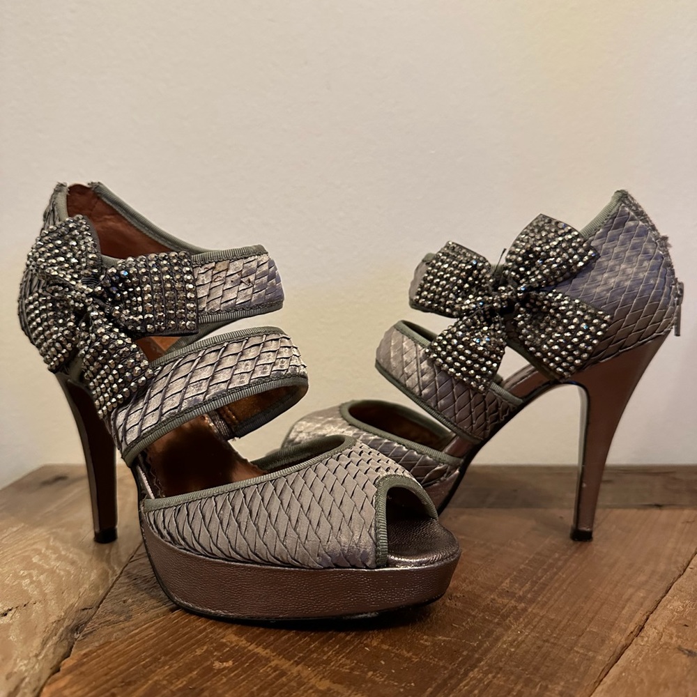 Poetic Licence mistletoe kisses size 7.5 crystal bow heel zinc silver